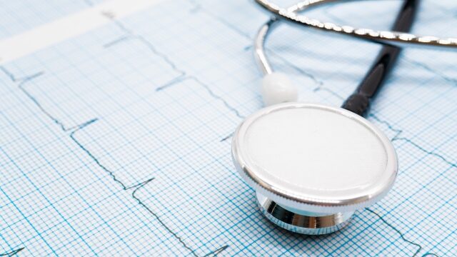 聴診器と心電図